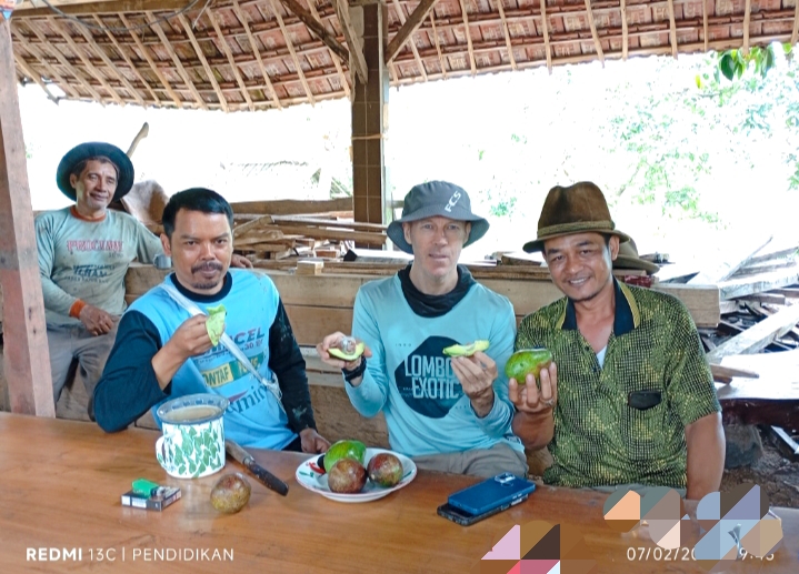 Robiyan bersama tim dan Dave ketika menikmati buah Alpukat jenis mentega