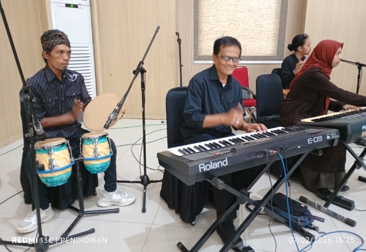 Eko ketika memainkan ketipung yang berkolaborasi dengan paduan suara Lintas Iman.