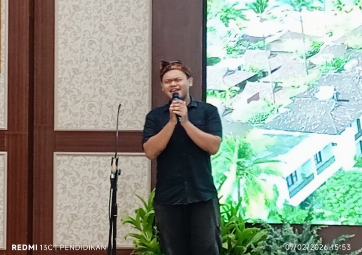Dito ketika menyuguhkan sebuah lagu dalam acara Haul Gus Dur.