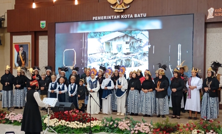 Paduan Suara Lintas Iman kota Batu penampilanya yang memukau dihadapan Wali Kota Batu beserta Forkopimda dan seluruh hadirin
