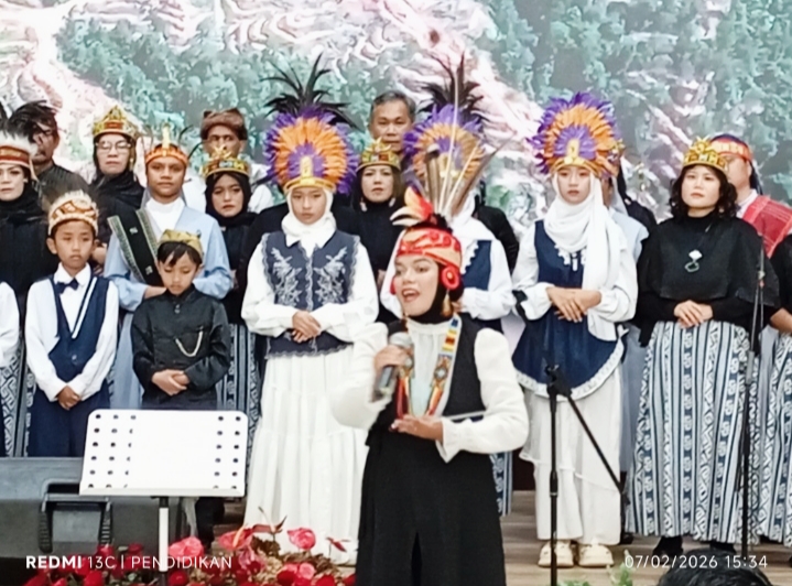 Nurul Fitria ketika memandu paduan suara Lintas Iman