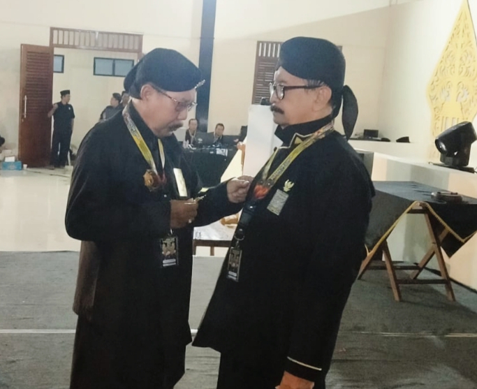 Ketua Dewan PSHT Ketika menyematkan pengangkatan Ketua umum