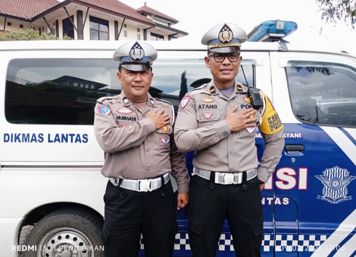 Kanit Gakkum Lantas Polres Batu ketika bersama anggotanya