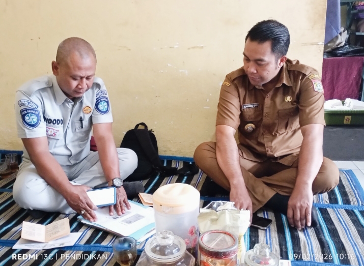 Kepala Desa dan Jasa Raharja ketika memberikan pelayanan prosesnya dengan baik dan cepat