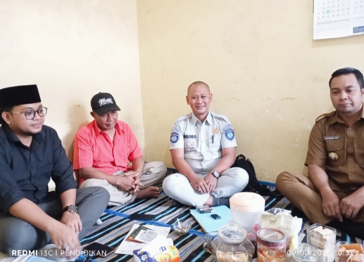 Petugas Jasa Raharja turut mengucapkan duka cita serta membantu prosesnya dengan disaksikan kepala desa serta perwakilan tokoh masyarakat setempat