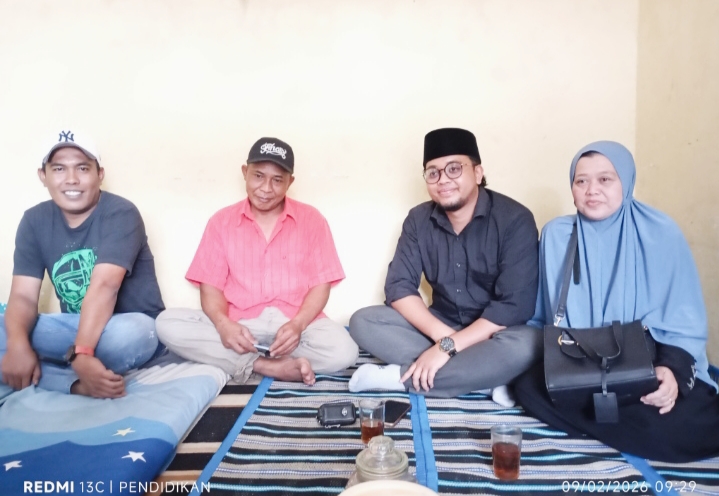 Salah satu perwakilan tokoh masyarakat beserta kepala Dusun ketika bersama Suami Korban, Amin ( Rabun )