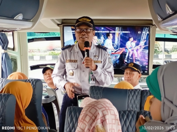 ketika memberikan pencerahan kepada penumpang Bus