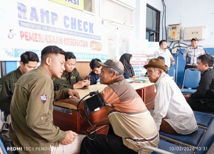 Petugas kesehatan ketika melakukan tes kepada masyarakat