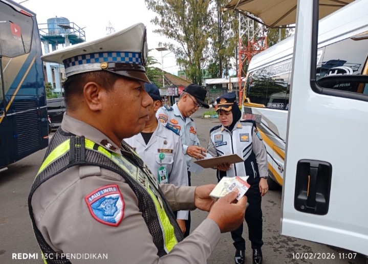 Petugas ketika melakukan pengecekan surat surat kelengkapanya