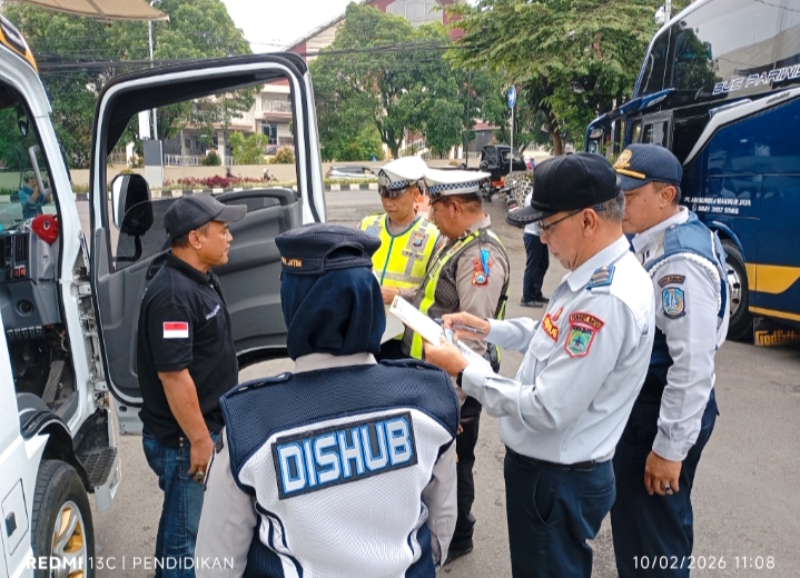 Petugas ketika melakukan proses pengecekan kelengkapan surat surat