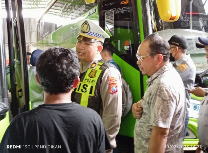 Owner ketika mendampingi petugas dari polda Jatim