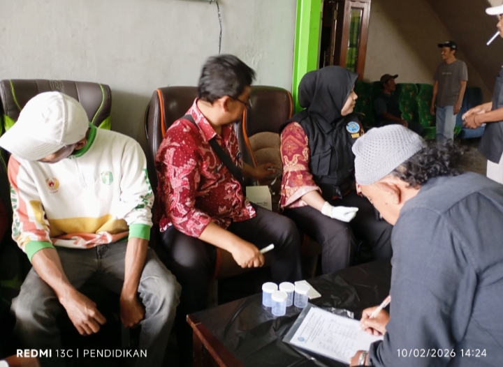 Petugas dari BNN Kota Batu ketika pengecekkan tes urine ke semua crew Bus Pariwisata