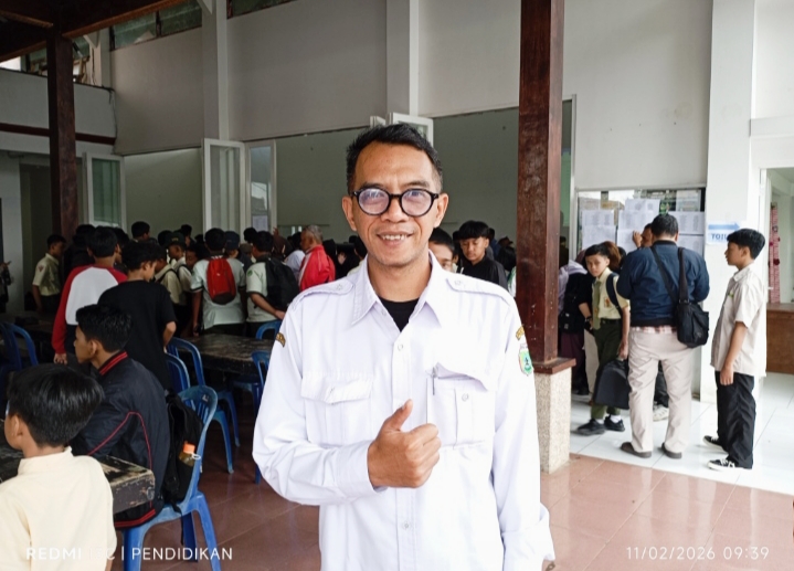 Kepala Desa Bulu Kerto, Suhermawan ketika diarea Kejuaraan Catur