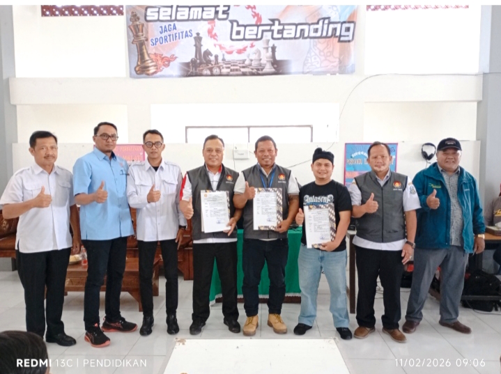 Ketua Umum Percasi ketika bersama perwakilan Koni,Kepala Desa, dan Panitia