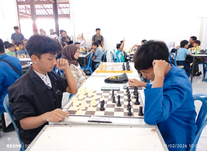 Suasana Peserta kategori usia dini berkonsentrasi dalam pertandingan catur pada Kejurkot Kota Batu 2026, bagian dari program regenerasi atlet