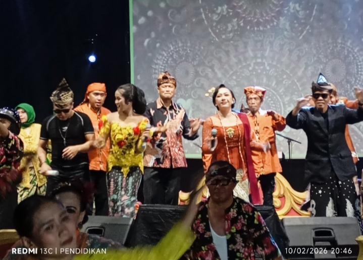 Camat Bumiaji, Thomas Maydo ketika ikut tampil di panggung ATV