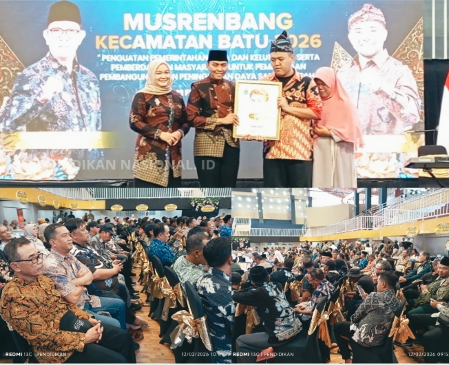 Camat Batu ketika menerima cendera mata dari Dwi Disabilitas