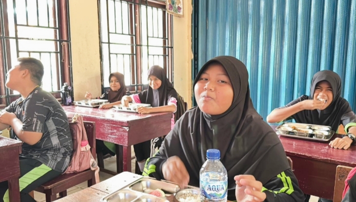Para siswa ketika dengan senang hati menerima dan makan 