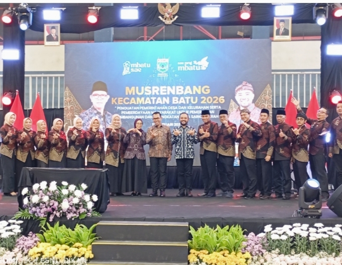 Wali Kota dan Wakil Wali Kota Ketika bersama seluruh Kepala Desa dan kelurahan serta Ketua TP PKK Kota Batu beserta seluruh Ketua PKK kelurahan dan desa se-Kec. Batu