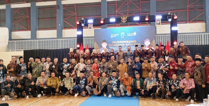 Wali kota dan Wakil Wali Kota Batu ketika bersama seluruh RW se Kec. Batu