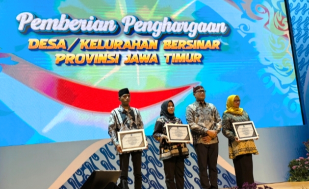 Kepala Desa Bulukerto, Kec. Bumiaji Kota Batu ketika menerima Penghargaan