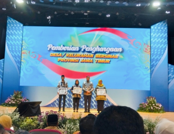 Kepala Desa Bulukerto ketika menerima Penghargaan dari BNN Provinsi Jawa Timur