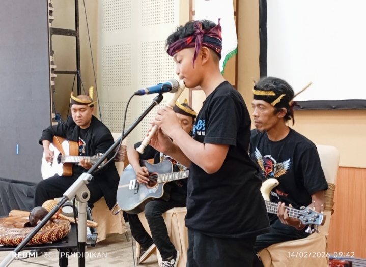 Kolaborasi bersama kendang dan Suling dari anggota LABUNI Bumiaji, membuat nuansa semakin berwarna dan menarik