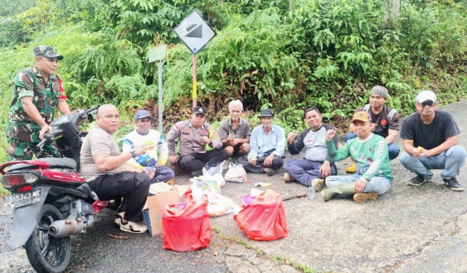 Camat Siantan Turun Langsung Pimpin Gotong Royong Sambut Ramadhan 1447 H di Tarempa