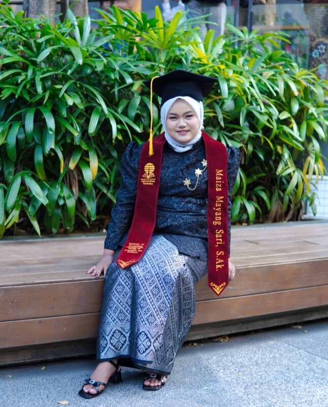 Kisah Inspiratif Maiza Mayang Sari Anak Penjual Es di Batam yang Berhasil Raih Gelar Sarjana Ekonomi