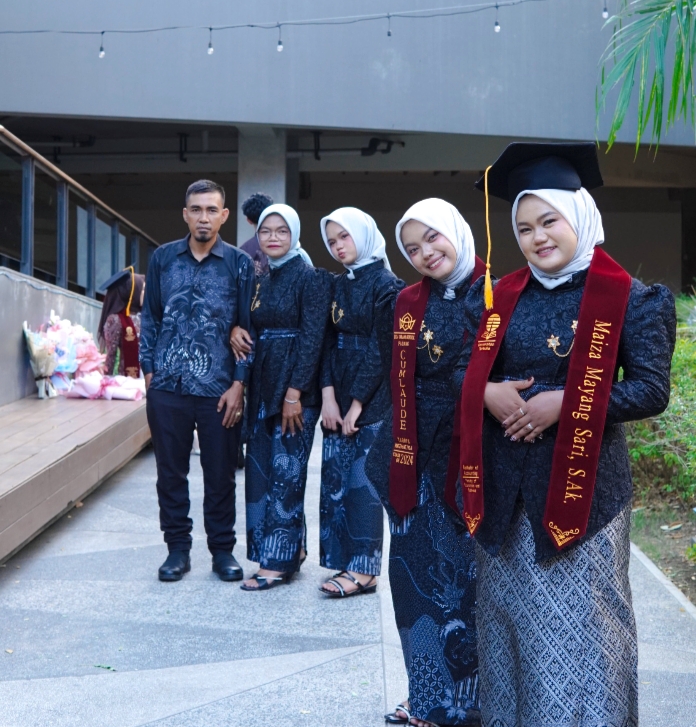 Ketika bersama kedua orang tuanya dan sahabatnya. 