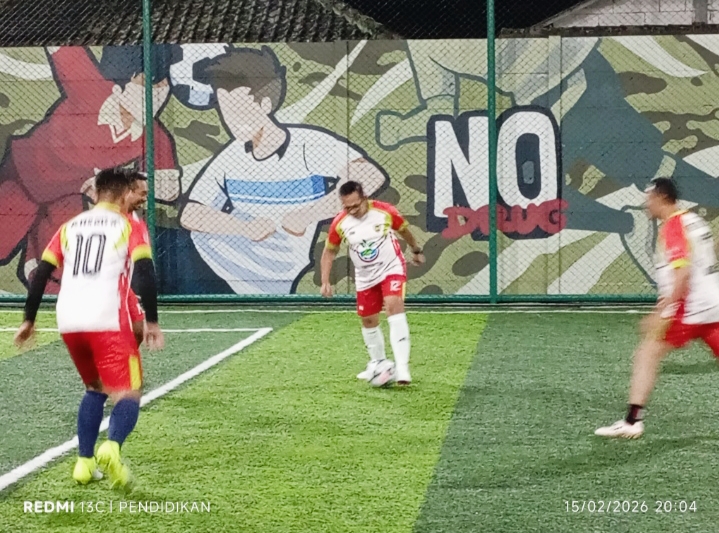 Wali Kota Batu, Nurochman ketika menggiring bola mendekati tim lawan dengan lincahnya dan semangat. 
