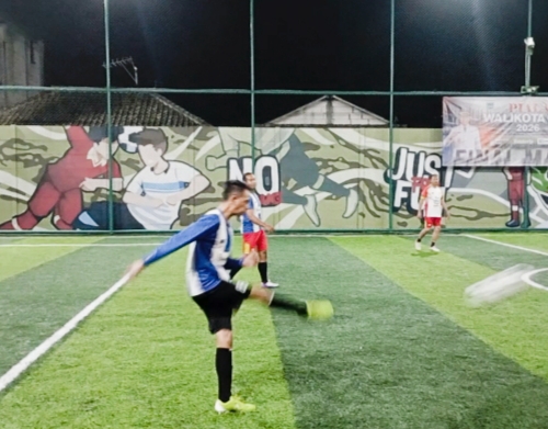 Kapten kesebelasan ketika menendang bola