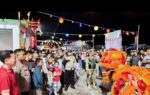 Suasana pengamanan Perayaan Tahun Baru Imlek 2577 Kongzili di Kota Tua Penagi, Natuna, yang berlangsung khidmat dan kondusif.