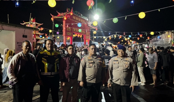 Polisi bertugas pengamanan dalam acara Imlek