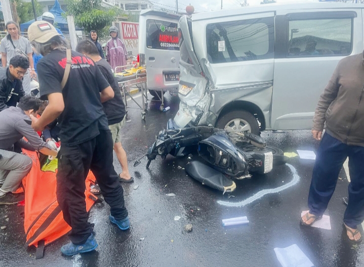 Sepeda motor dan Mobil serta petugas dan relawan mengevakuasi korban