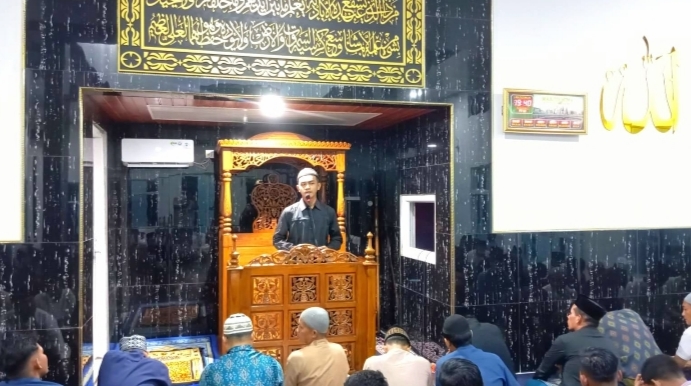 Suasana khidmat Tarawih pertama di Lanud RSA Natuna, Kabupaten Kepri, dengan ceramah agama dari Kabintalid Lanud RSA