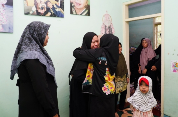 Ketua TP PKK Kota Batu, Siti Fauziah ketika memeluk istri korban