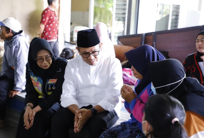 Wali Kota Batu, Nurochman didampingi Ketua TP-PKK Kota Batu bertemu keluarga korban laka di RS