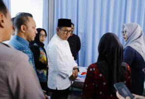 Wali Kota Batu, Nurochman didampingi Ketua TP PKK Kota Batu serta SKPD terkait ketika menjenguk korban laka di RS