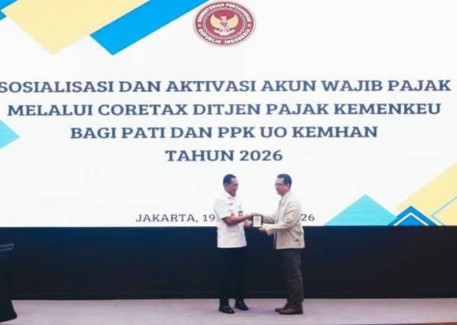 Sekjen Kemhan ketika menerima cenderamata
