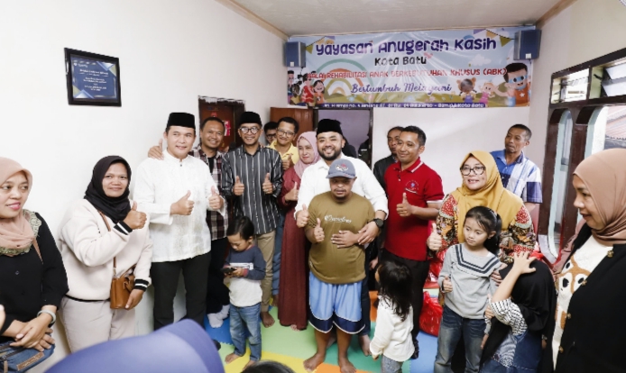 Wakil Wali Kota didampingi Camat Bumiaji, Kepala Desa Bulukerto, dan pengurus ketika bersama anak berkebutuhan kusus
