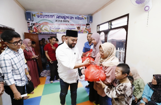 Wakil Wali Kota Batu Heli Suyanto Bagikan 173 Paket Sembako untuk Masyarakat dan ABK di Yayasan Anugerah Kasih