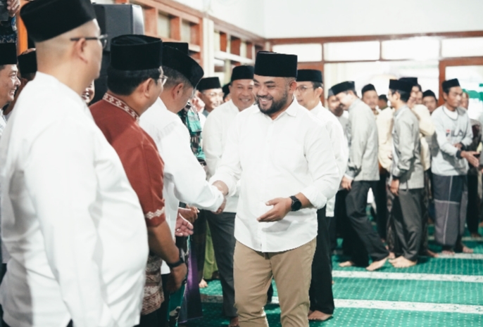 Wakil Wali Kota Batu, Beli Suyanto ketika berjabat tangan kepada pengurus dan SKPD terkait