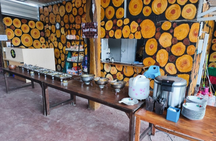 Dengan tersedia menu menu prasmanan dengan harga tetap 12 ribu
