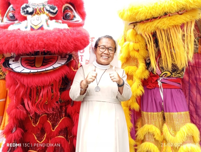 Kepala Sekolah SDK Sang Timur ketika bersama Barongsai