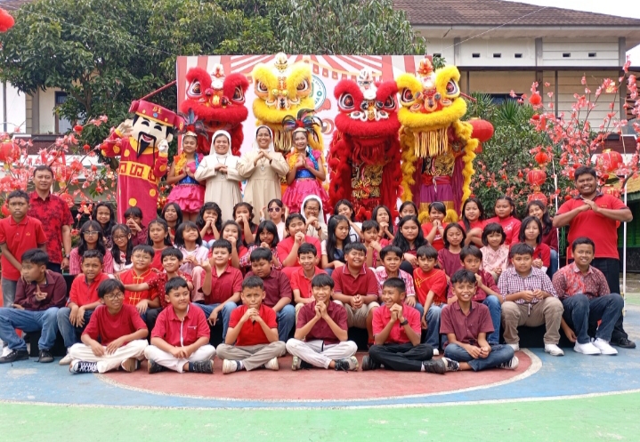 Kepala Sekolah, Jajaran Guru Kelas siswa siswi kelas 5, bersama Barongsai
