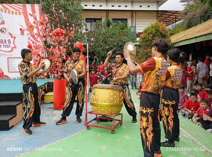 Crew musik Barongsai dengan semangat memainkan alat musik Barongsai