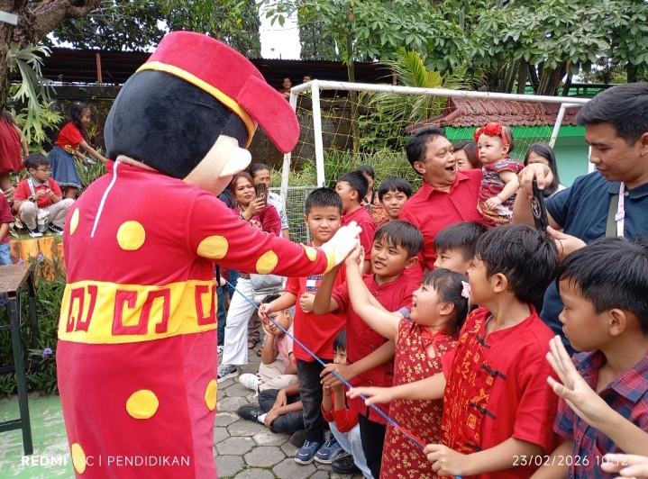 Si Badut diterima antusias anak anak dengan suka cita