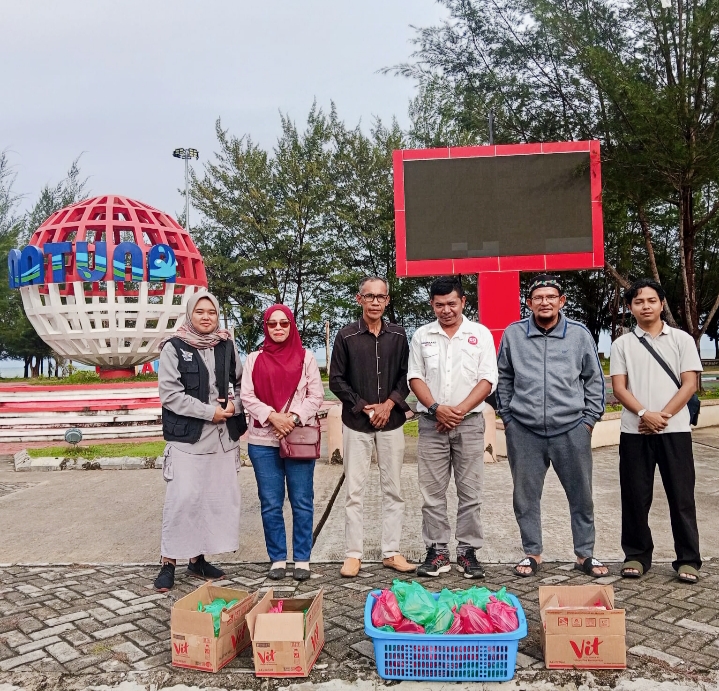 Ketua IWOI Natuna, Tokoh Masyarakat, serta pengurus persiapan berbagi Takjil