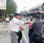 Pembagian 120 paket takjil oleh IWOI Natuna di Pantai Piwang Ranai Ramadan 1447 H